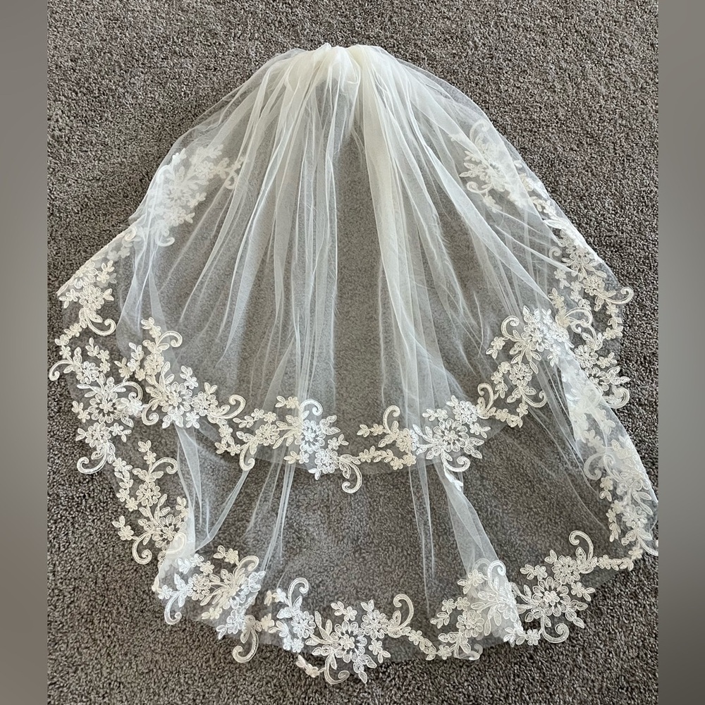 Elegant Ivory Lace Bridal Veil